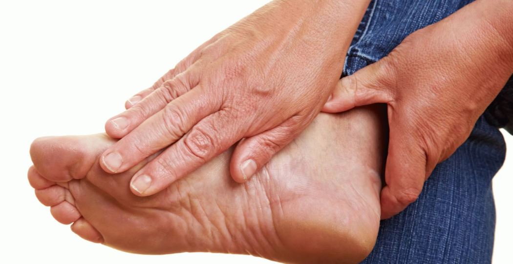 Почему горят ступни ног у женщин: основные причины и способы облегчения